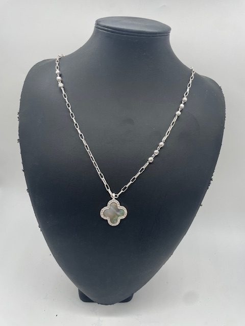 ENVY Clover Pendant Necklace – Silver